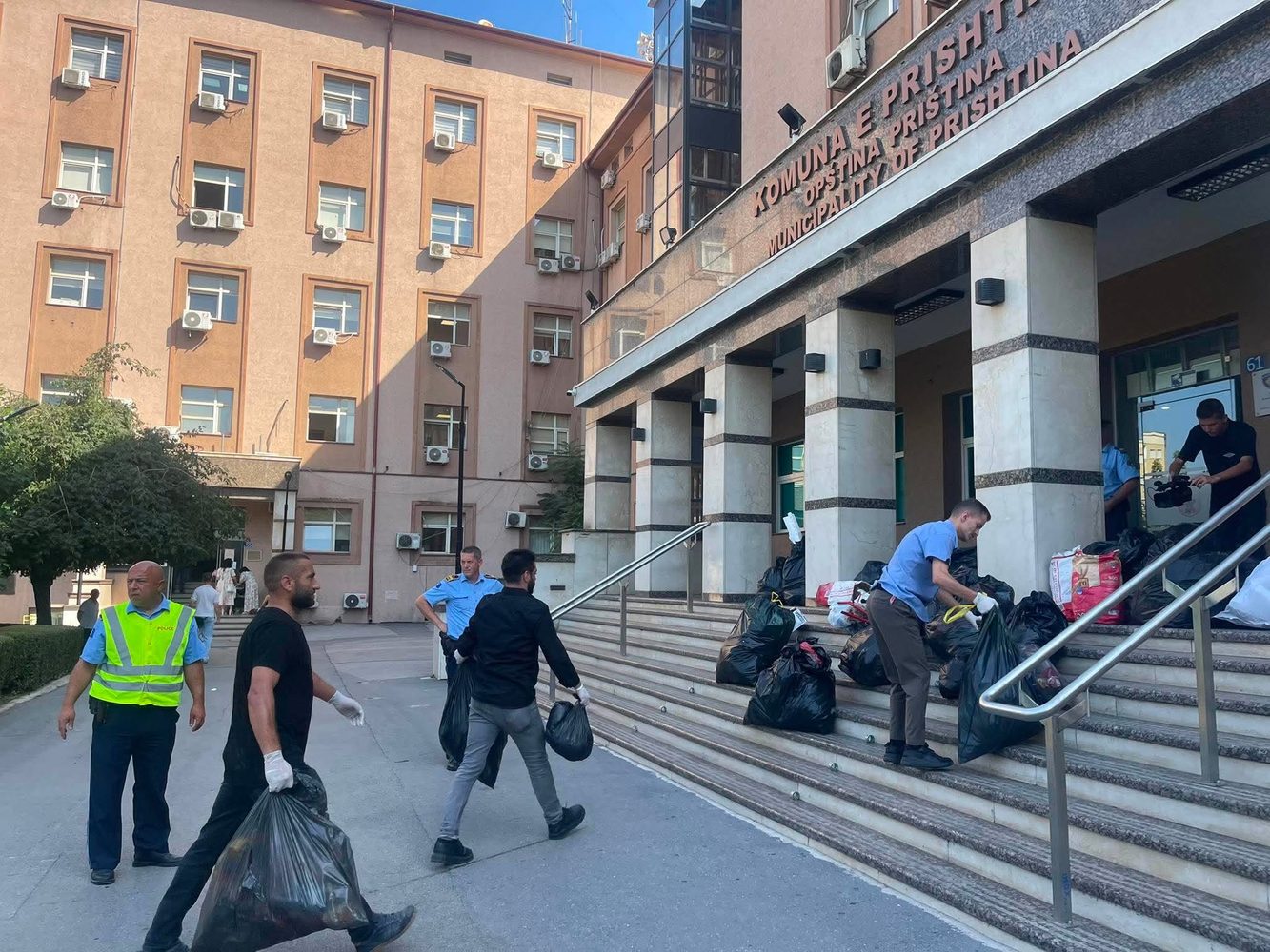 Thasët me mbeturina bllokojnë hyrjen e Komunës së Prishtinës