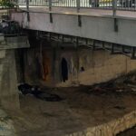 Foto: E moshuara jeton dhe fle nën urën në qendër të Podujevës