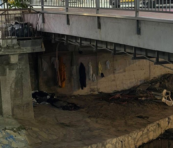 Foto: E moshuara jeton dhe fle nën urën në qendër të Podujevës
