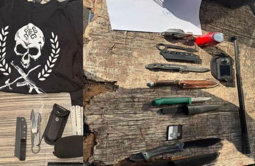 Pesë thika dhe materiale nacionaliste gjenden në një automjet në Jarinje