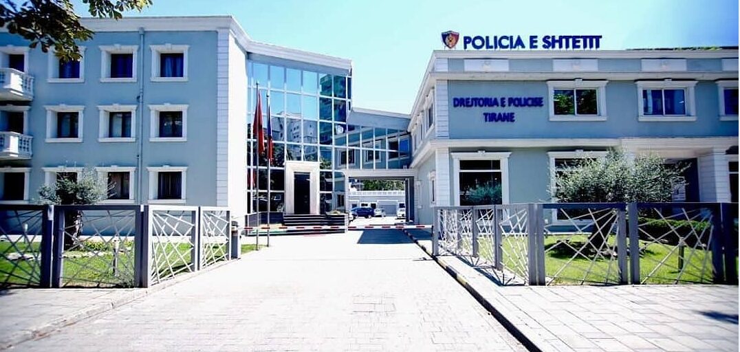 I dyshuari për vrasjen e bashkëshortes dorëzohet në polici në Tiranë