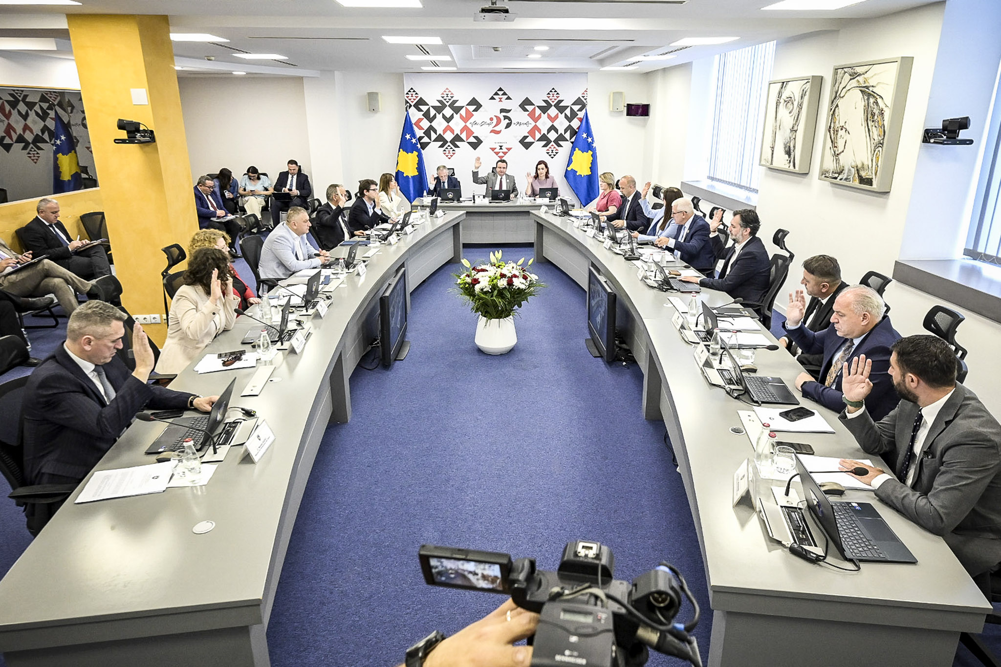 Thyhen xhamat e Qeverisë së Kosovës në Prishtinë pas vendimit në Hagë