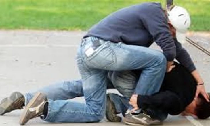 Rrahje mes katër personave në Fushë Kosovë, policia gjen marihuanë
