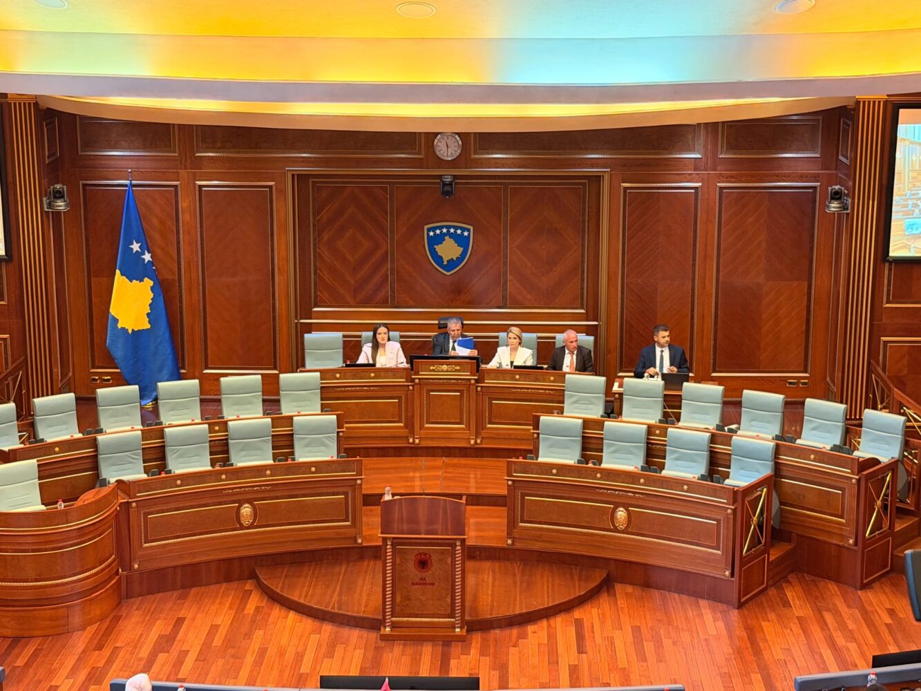 Pauza përfundon, por seanca konstituive e Kuvendit ende nuk nis