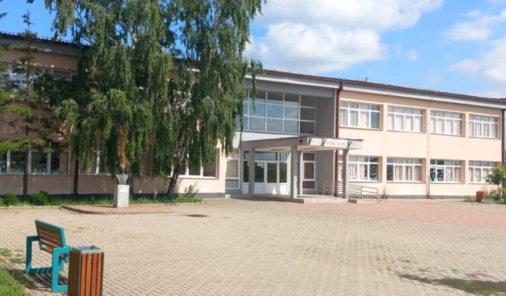 Ndalet 22-vjeçarja pas rastit me armë të gjatë në shkollën e Pomozotinit