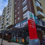 Foto: I dyshuari kthehet në marketin ku dyshohet se vodhi mallra