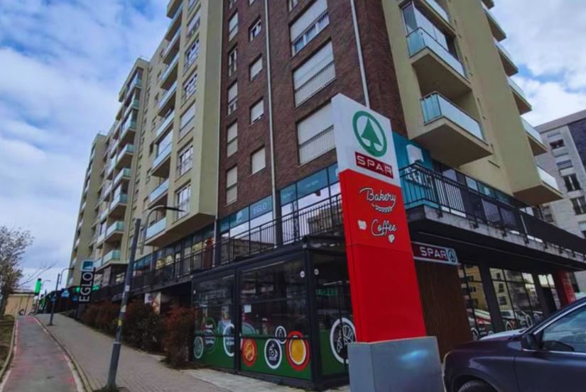 Foto: I dyshuari kthehet në marketin ku dyshohet se vodhi mallra