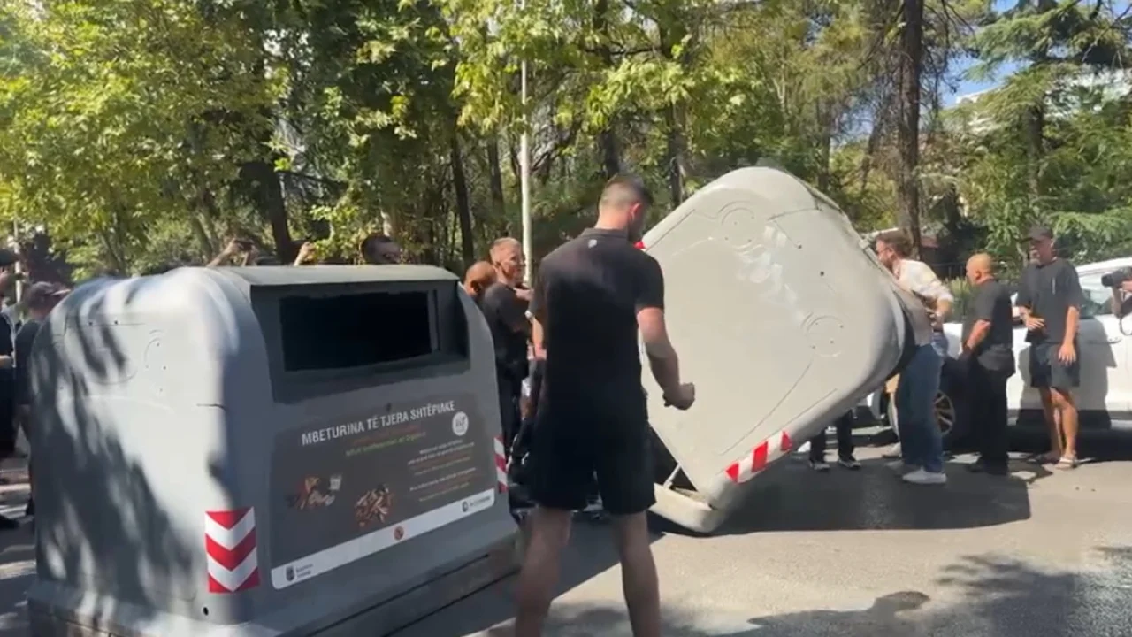 Foto: Protestuesit bllokojnë rrugën në Tiranë, shoqërohen disa prej tyre