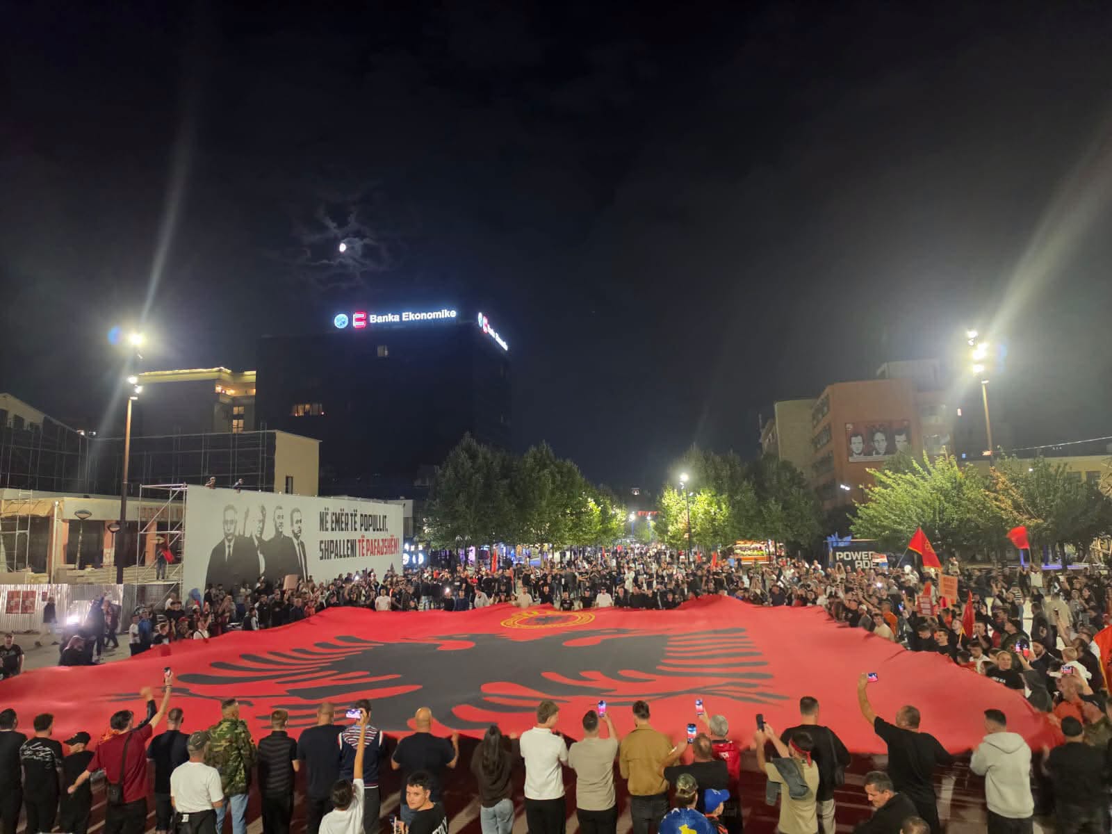 Nata e pestë, qytetarë të shumtë mblidhen në Prishtinë