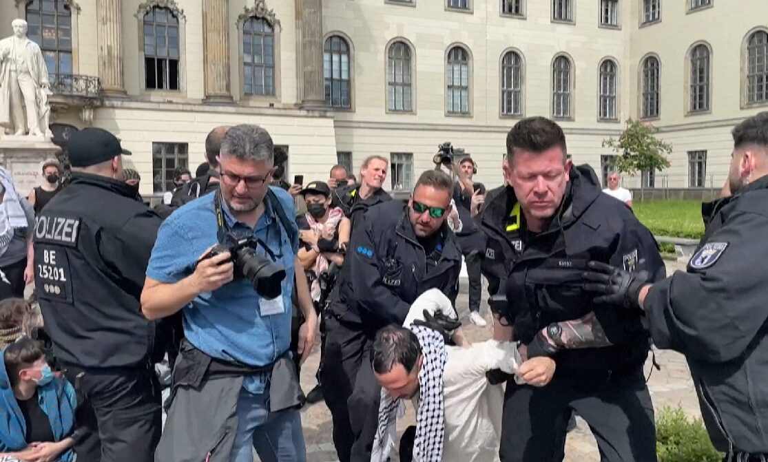Policia gjermane ua largon protestuesve flamujt kombëtarë dhe të UÇK-së