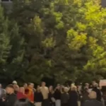 Foto: Protestuesit rrethojnë Qeverinë dhe Kuvendin: “Votojeni ligjin”