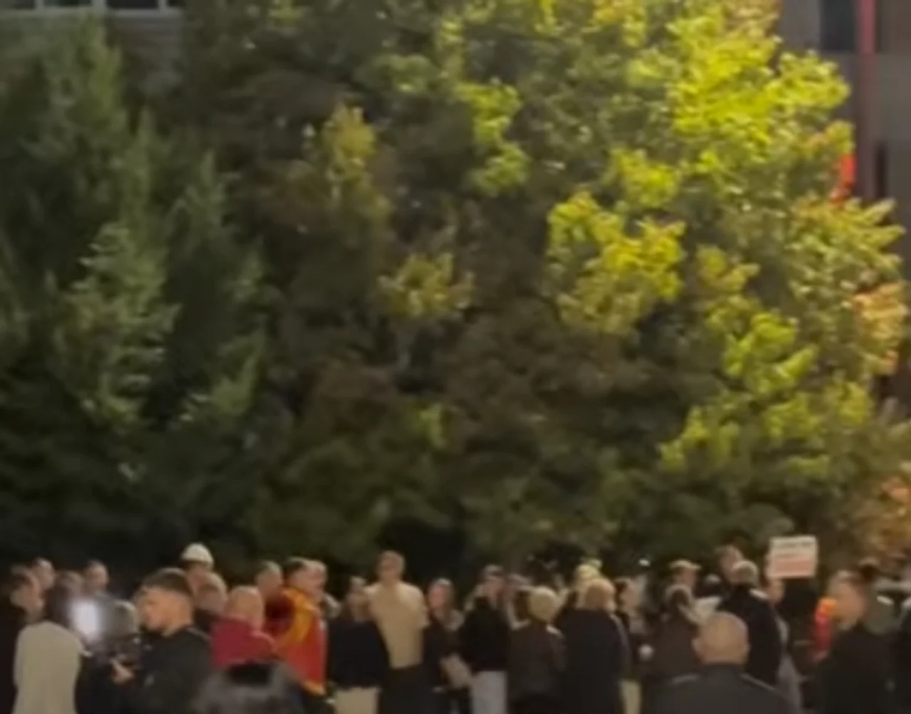 Foto: Protestuesit rrethojnë Qeverinë dhe Kuvendin: “Votojeni ligjin”