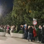 Foto: Tendat vendosen në shesh, protestuesit paralajmërojnë qëndrimin gjatë natës