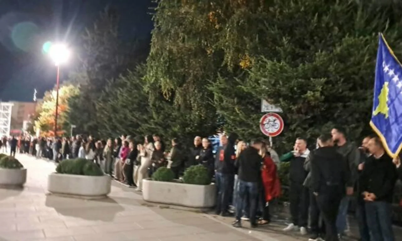 Foto: Tendat vendosen në shesh, protestuesit paralajmërojnë qëndrimin gjatë natës