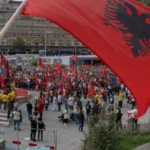 Foto: Protestë kuqezi në Lozanë: “Drejtësi, jo politikë” për ish-krerët e UÇK-së