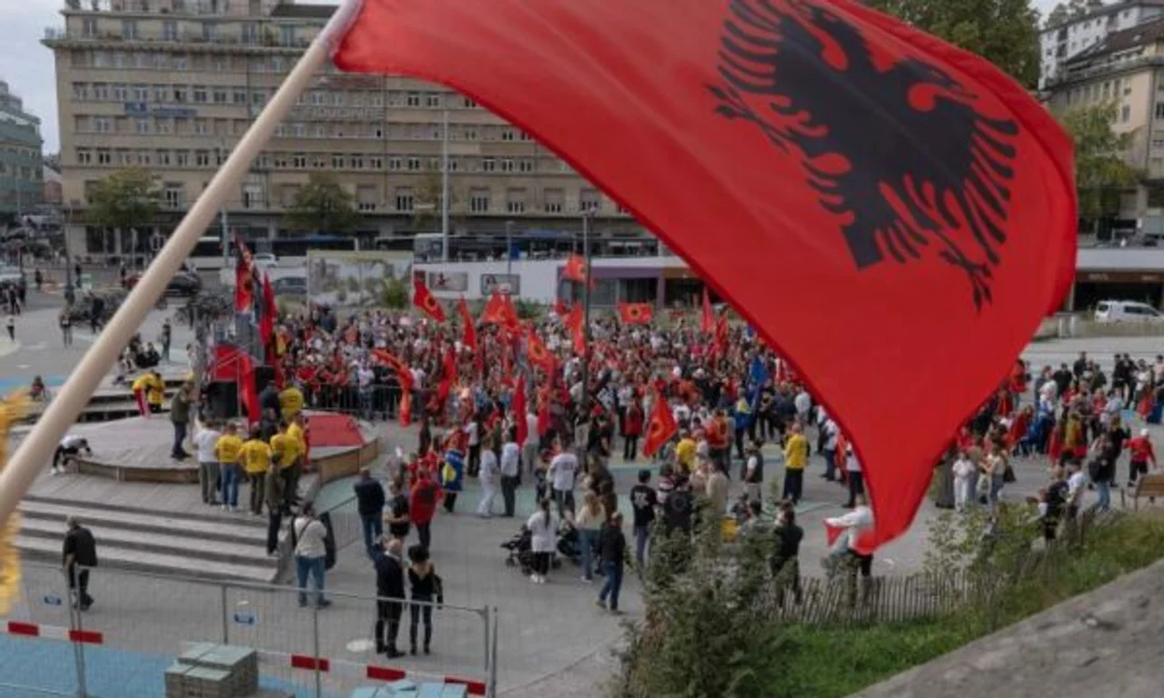 Foto: Protestë kuqezi në Lozanë: “Drejtësi, jo politikë” për ish-krerët e UÇK-së