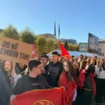 Foto: Nxënësit i bashkohen protestës para Kuvendit, para votimit të ligjit