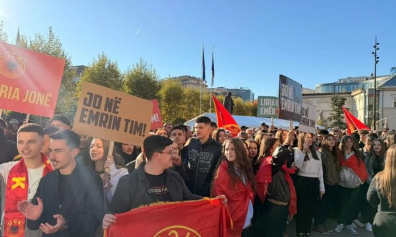 Foto: Nxënësit i bashkohen protestës para Kuvendit, para votimit të ligjit