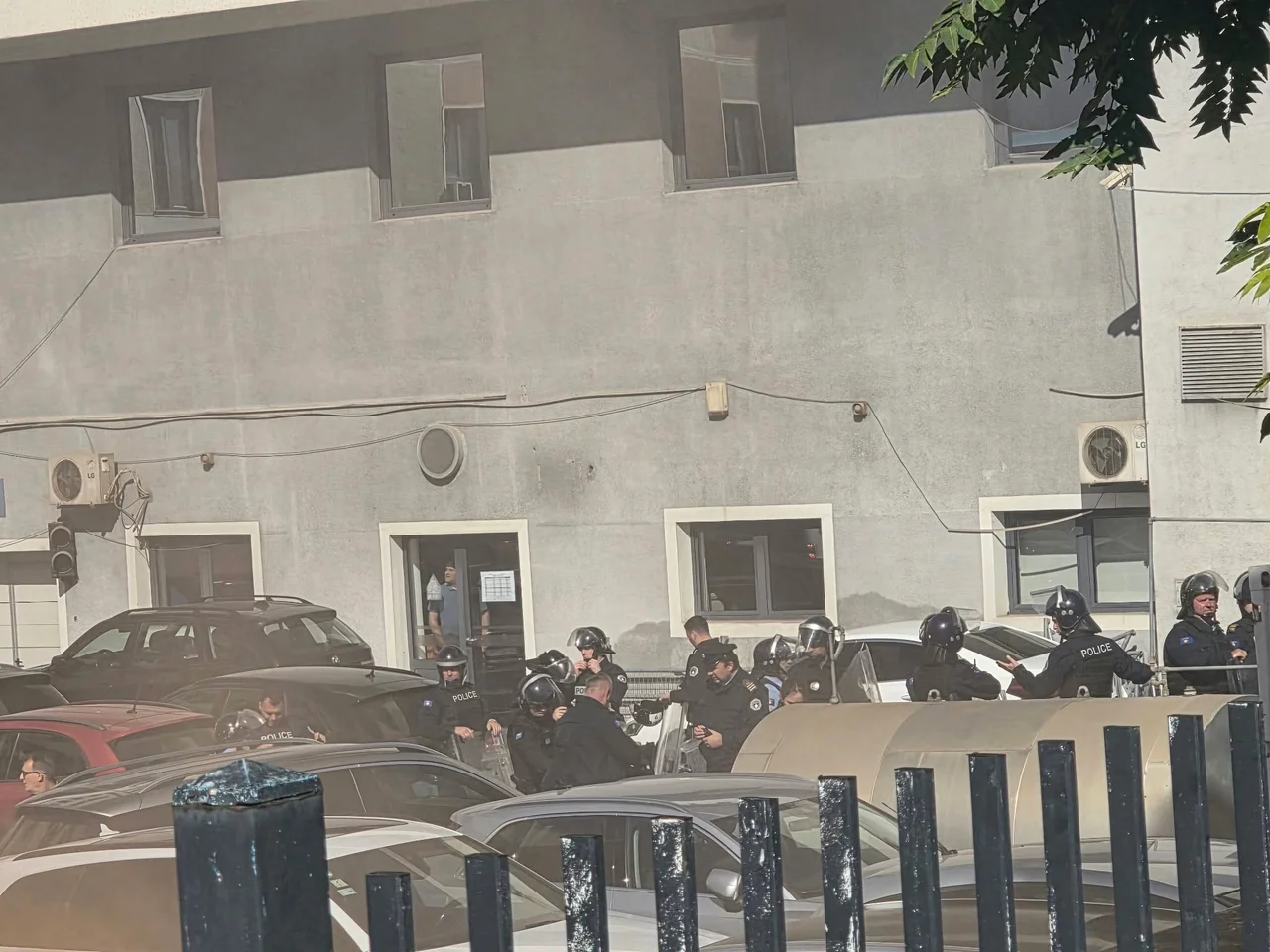 Foto: Hidhen mjete piroteknike para Kuvendit gjatë protestës për Specialen