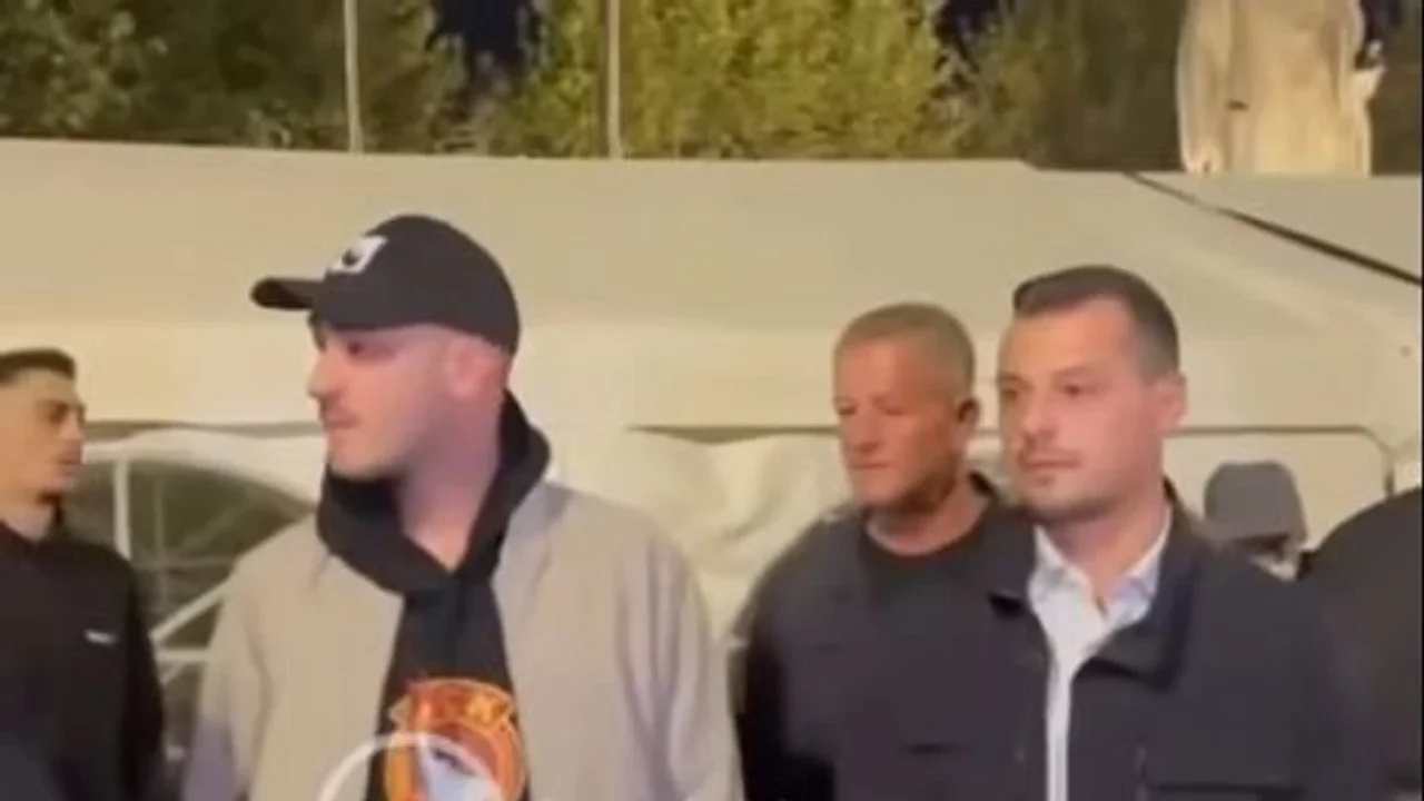 Foto: Endrit Thaçi dhe Klestor Veseli i bashkohen protestuesve në shesh
