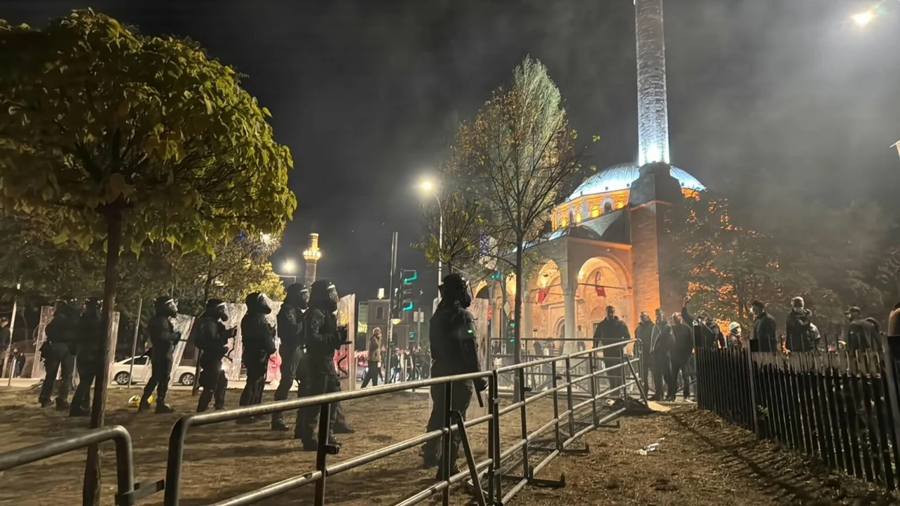 Foto: Protesta para Kuvendit përshkallëzohet, policia përdor gaz lotsjellës