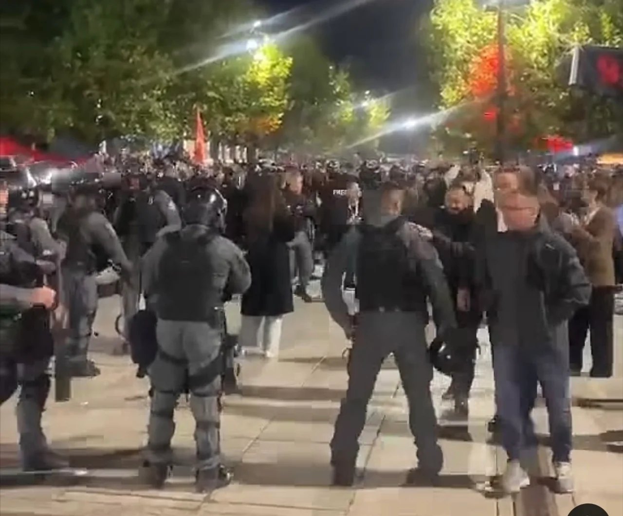 Foto: Deputeti i PDK-së negocion me policinë, sheshi lirohet për protestë