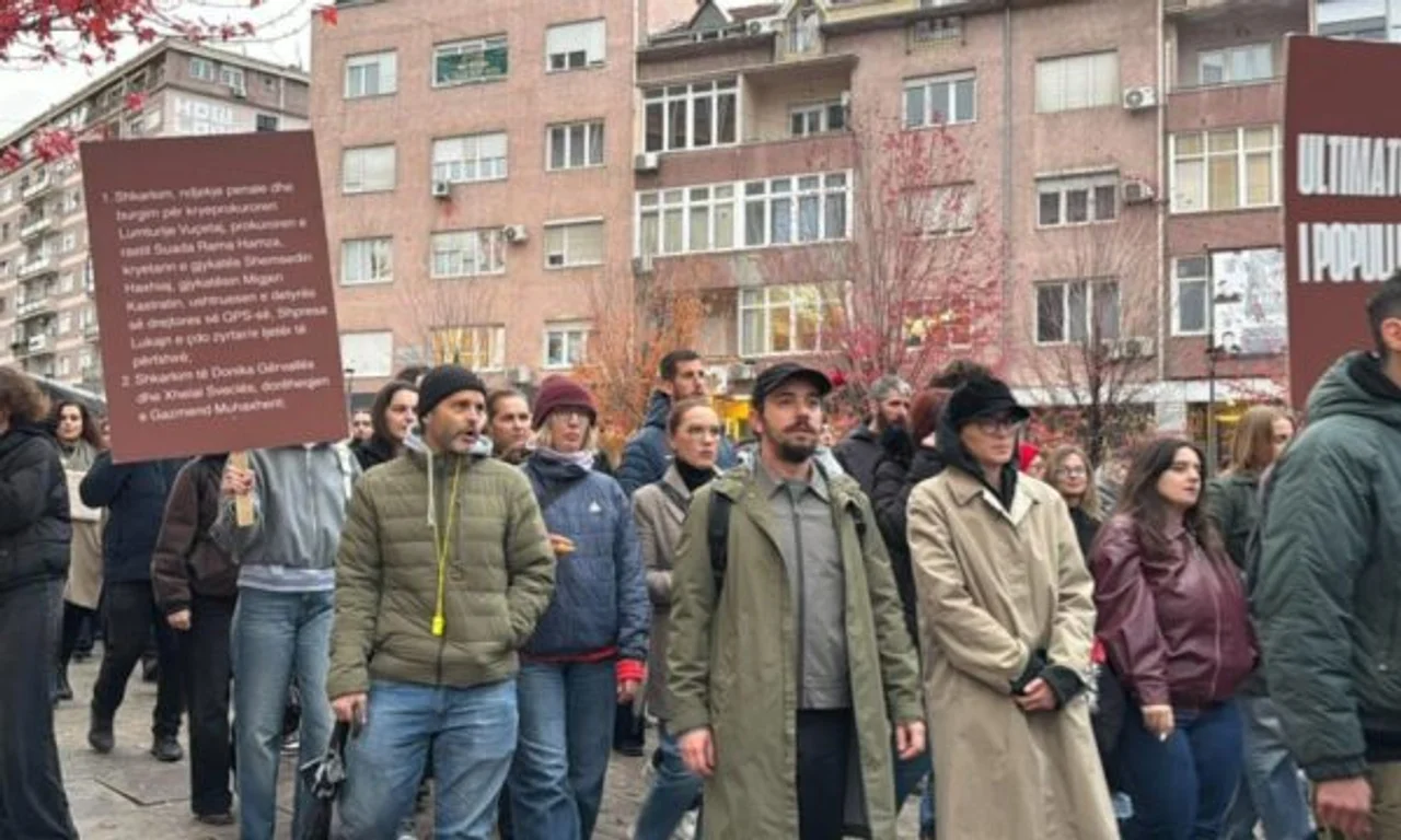 Foto: Protesta për Arlinda Zekajn vazhdon, marshi drejtohet drejt Ministrisë së Drejtësisë