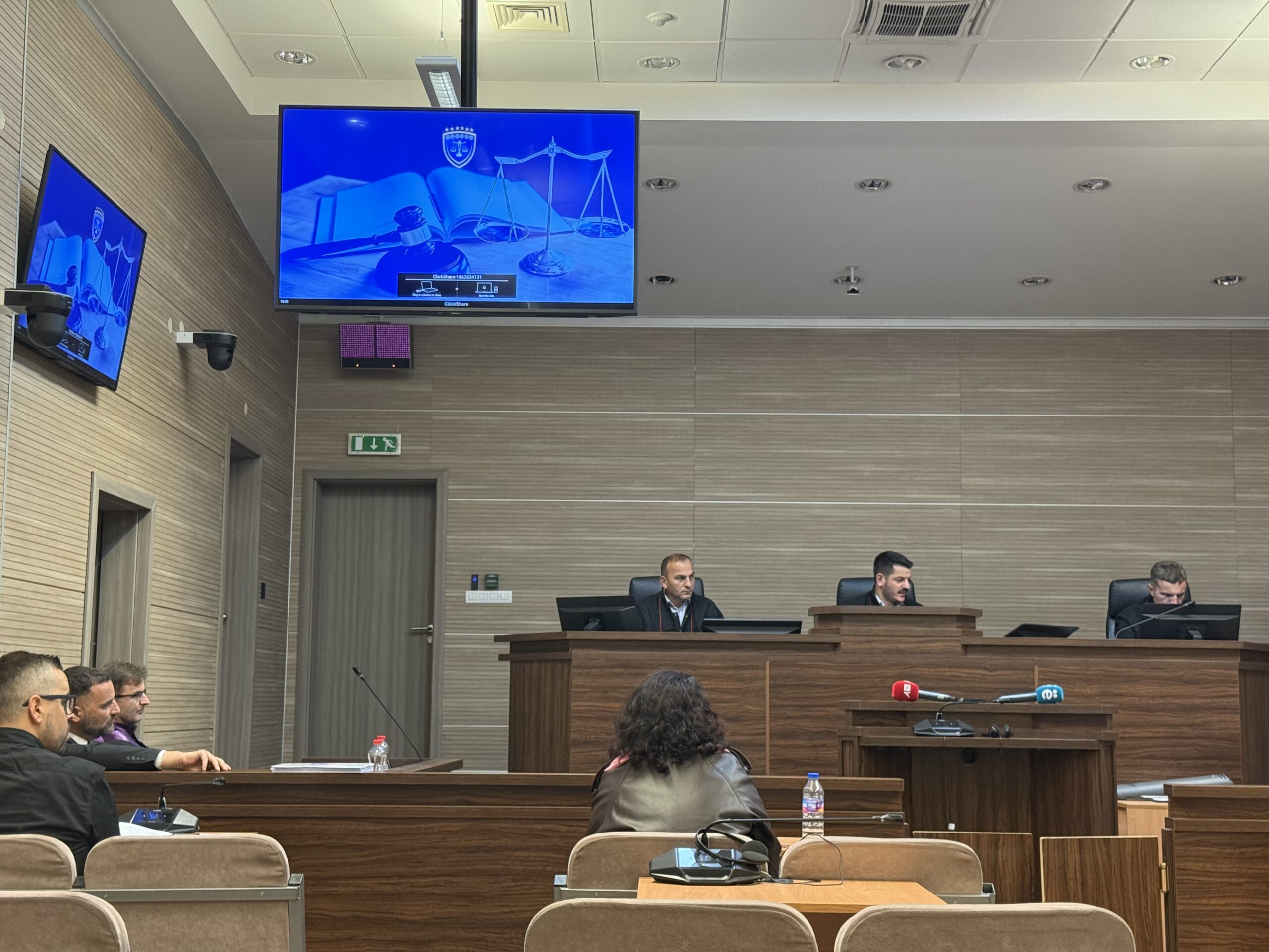 Foto: Përballje në gjykimin ndaj Nadica Cepkenoviqit, dëshmitarja kundërshton përkthimin