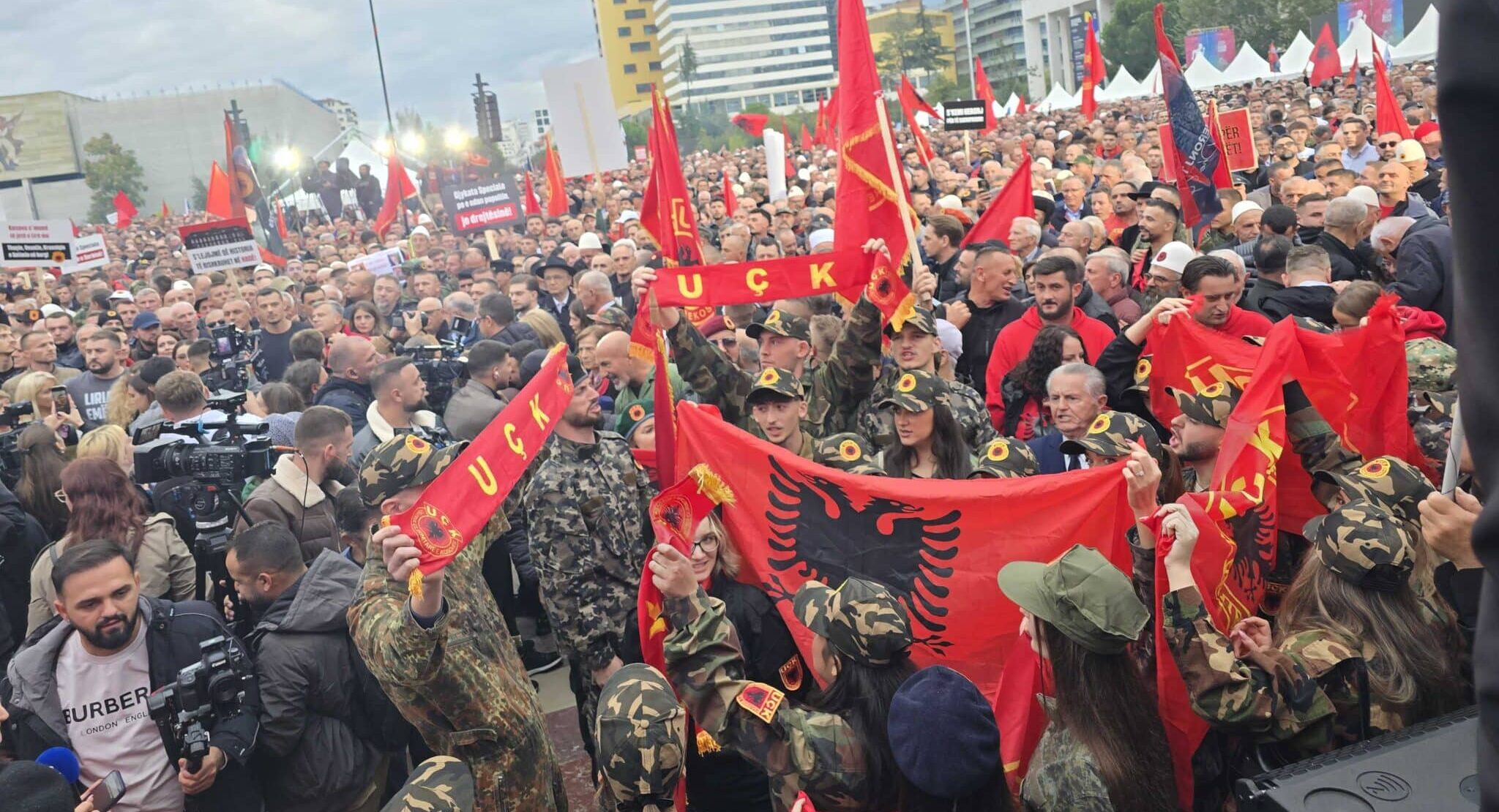 Protestuesit para shtëpive të tre drejtuesve: kërkojnë votimin e ligjit për UÇK-në