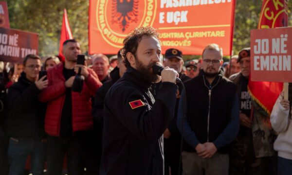 Foto: Protestuesit nuk largohen nga Kuvendi pa votimin e dytë të Ligjit për Specialen