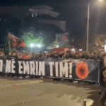 Foto: Protestuesit kërkojnë votimin e ligjit për Specialen: “S’kemi kohë për lojë ping-pongu”