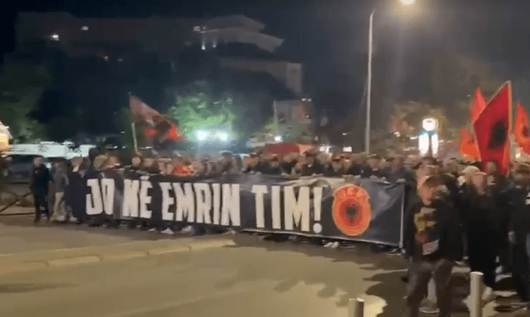 Foto: Protestuesit kërkojnë votimin e ligjit për Specialen: “S’kemi kohë për lojë ping-pongu”