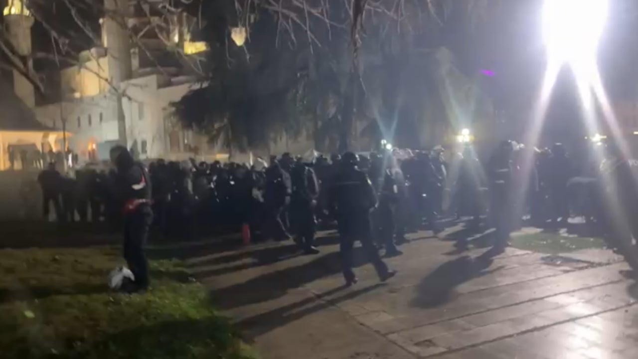 Foto ilustruese: Përplasjet në Kuvend: policia përdor dhunë ndaj protestuesve
